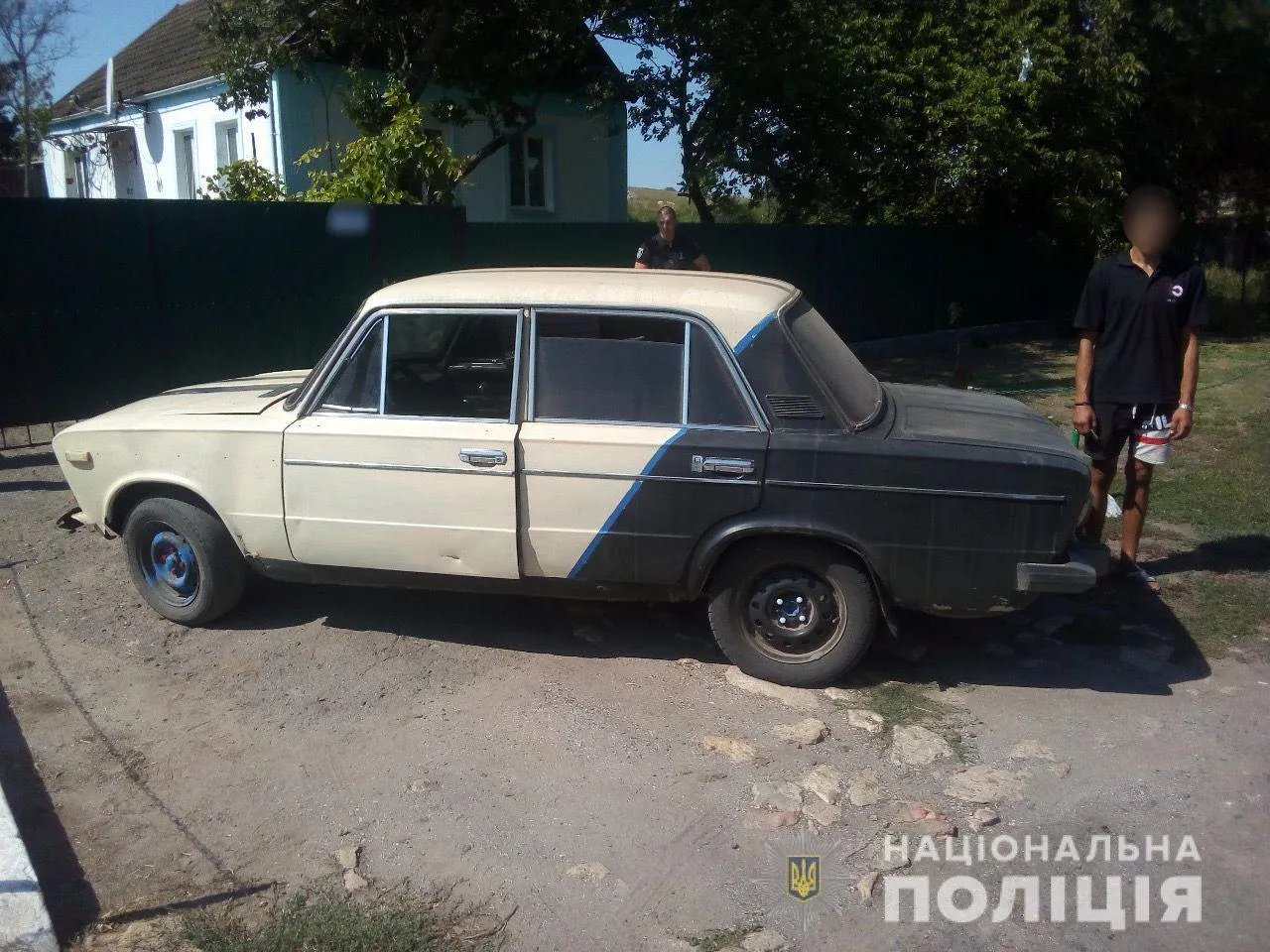 Троє чоловіків вивезли підлітка в багажнику автомобіля