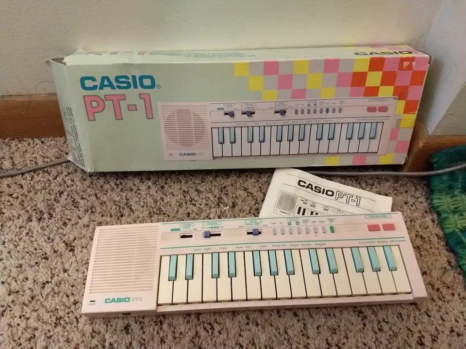 Милий синтетзатор від Casio у приємних пастельних тонах Милий синтетзатор від Casio у приємних пастельних тонах