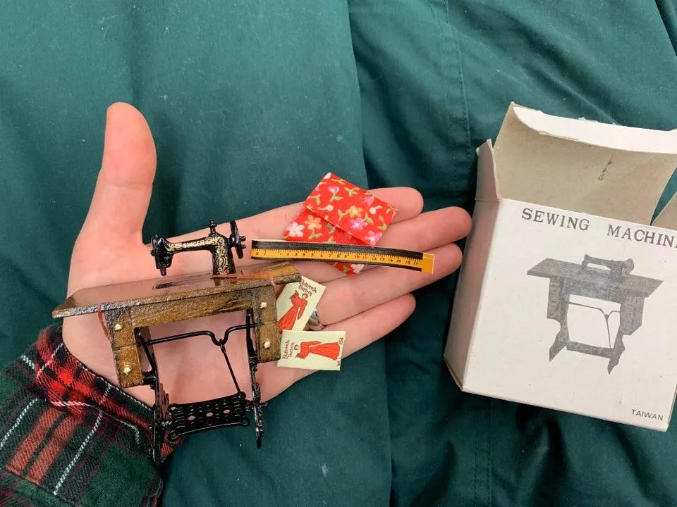 Мініатюрна швейна машинка Мініатюрна швейна машинка