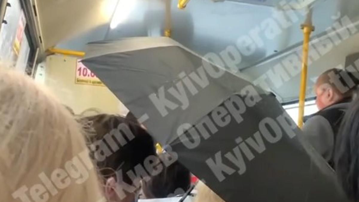 Где же новые стандарты: в Киеве в маршрутке пассажиров залило дождем, потому что сломан люк