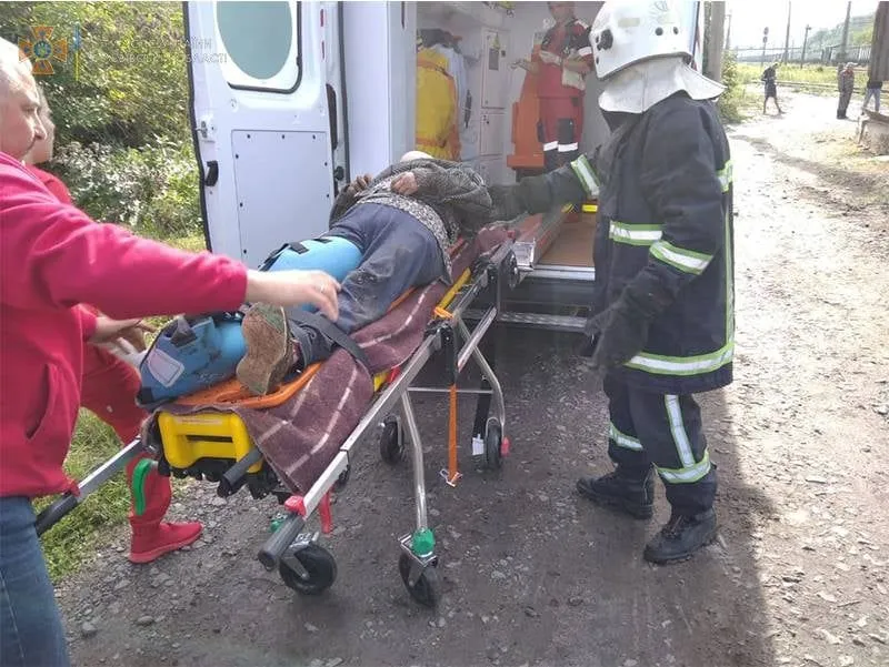 На Львівщині жінка впала у бункер для прийому зерна: фото порятунку постраждалої