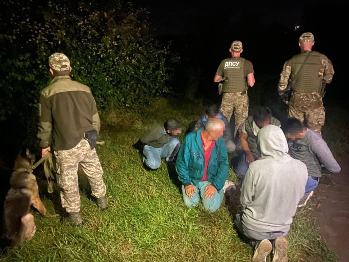 С беспилотниками и собаками: на Закарпатье пограничники задержали 6 иностранцев-нелегалов