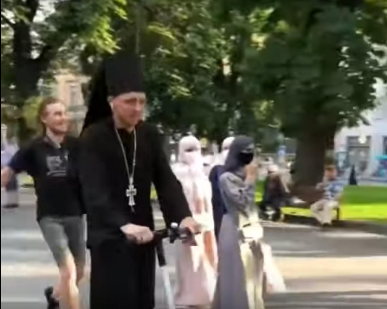 "Да ё* твою мать": в центре Львова пранкер-священник снял очередное видео