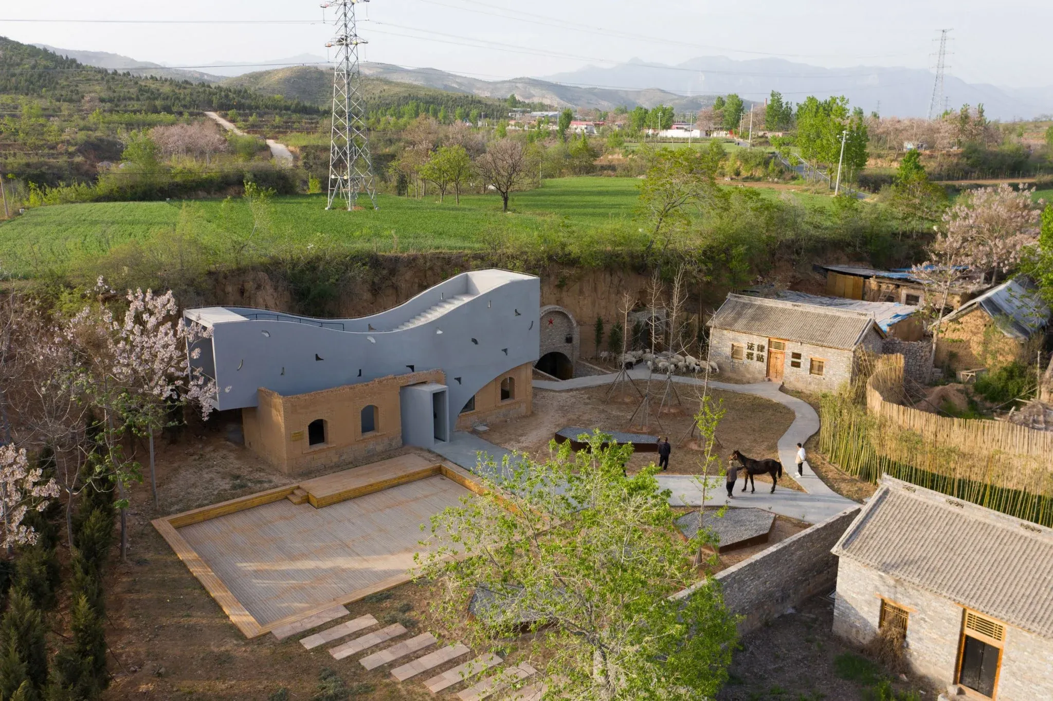 Архітектори перетворили закинуте приміщення у сучасну бібліотеку Архітектори перетворили закинуте приміщення у сучасну бібліотеку