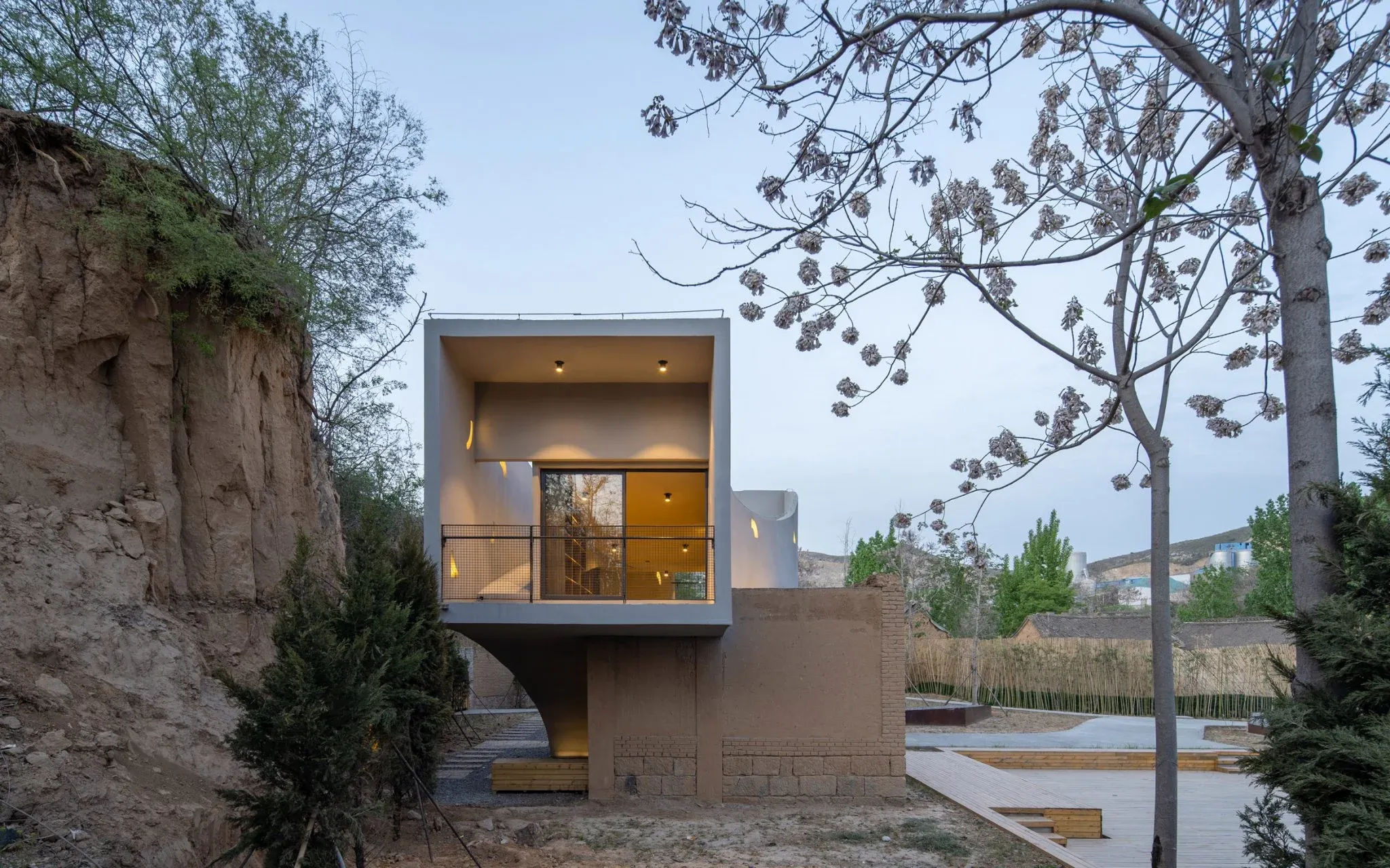 Архітектори перетворили закинуте приміщення у сучасну бібліотеку Архітектори перетворили закинуте приміщення у сучасну бібліотеку