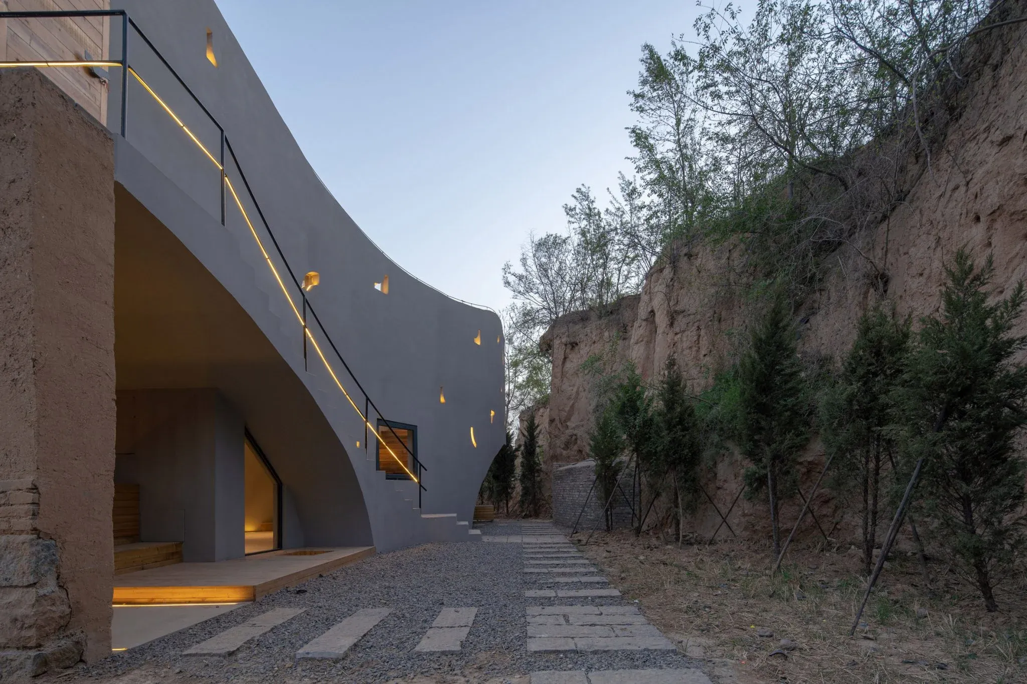 Архітектори перетворили закинуте приміщення у сучасну бібліотеку Архітектори перетворили закинуте приміщення у сучасну бібліотеку