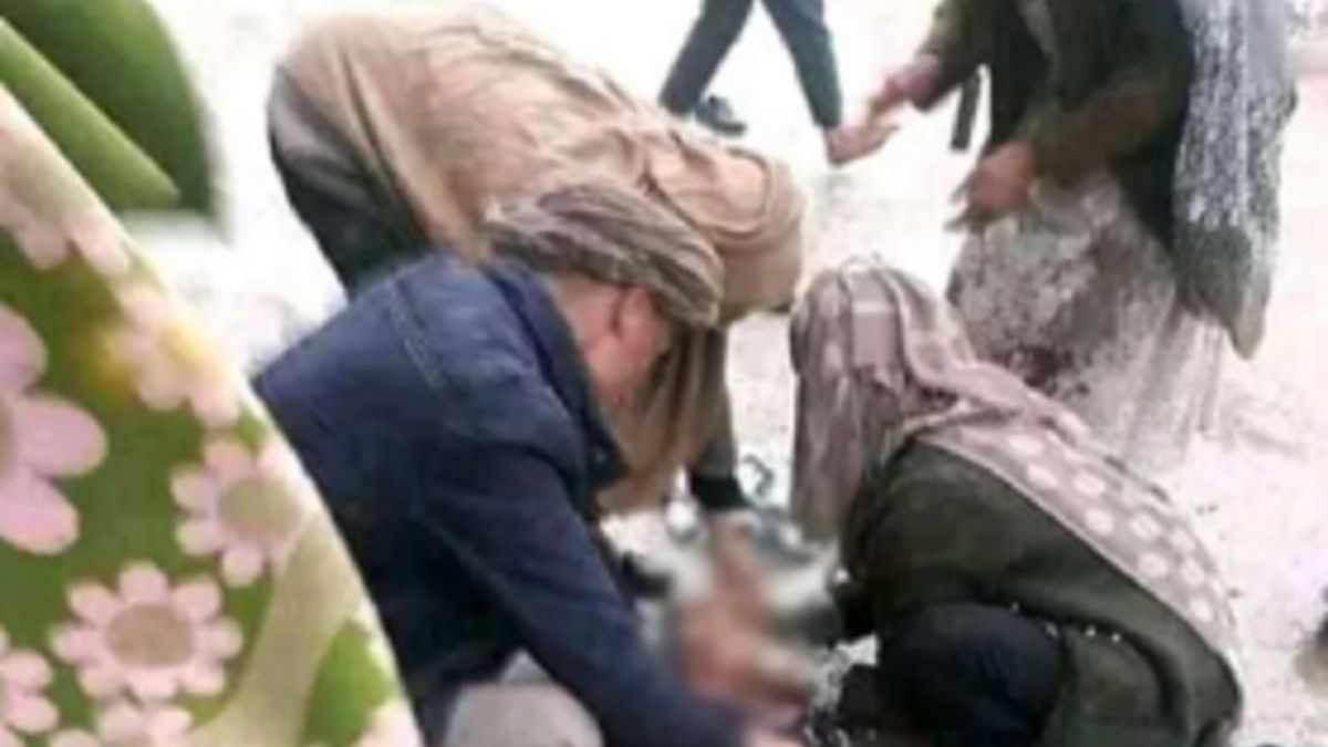 А обещали права: боевики "Талибана" убили женщину без паранджи на глазах у людей