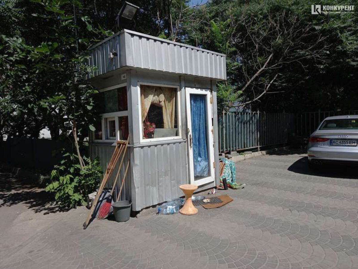 В Луцке бездомные поселились в парковочной будке и требуют деньги за стоянку В Луцке бездомные поселились в парковочной будке и требуют деньги за стоянку