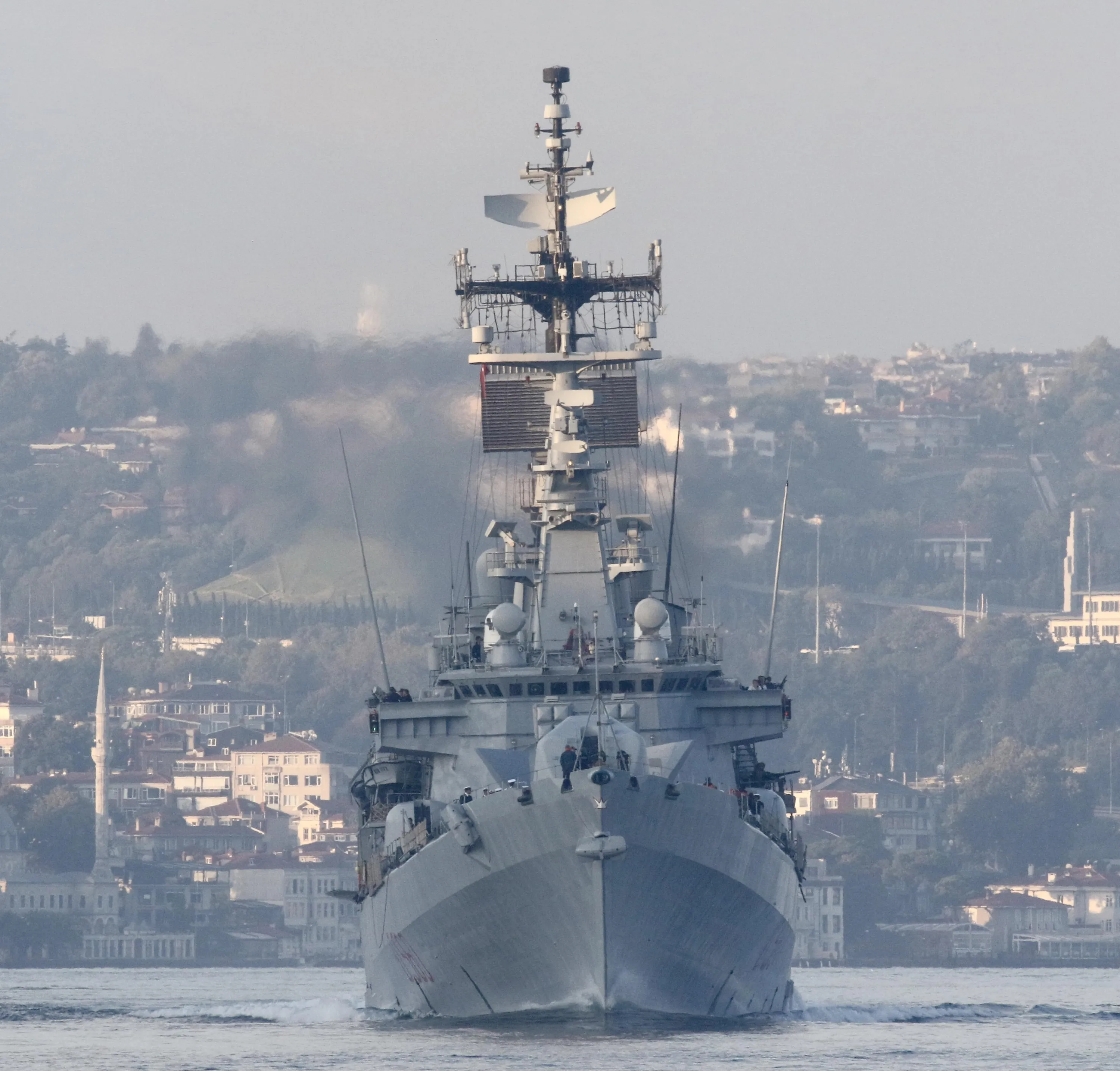 Ракетний есмінець ВМС Італії на шляху до Чорного моря
