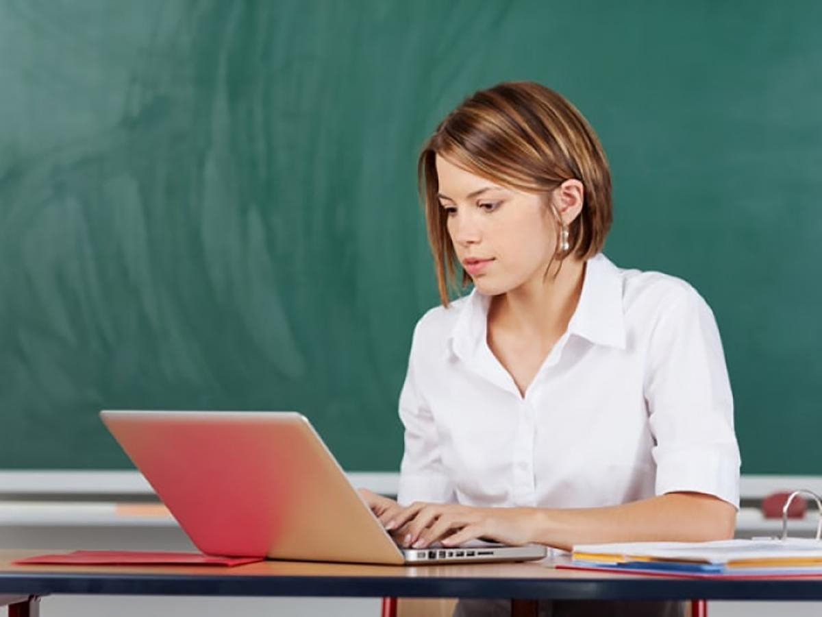 У МОН планують забезпечити всіх вчителів персональними ноутбуками до 2024 року - Україна новини - Освіта