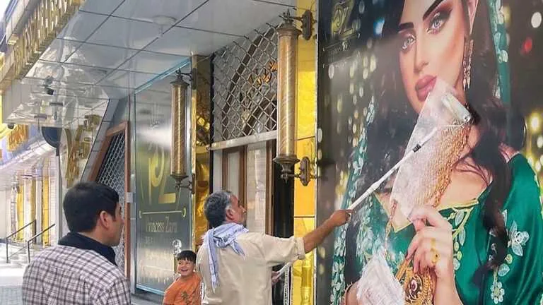 Фасади з зображенням жінок у Афганістані Фасади з зображенням жінок у Афганістані