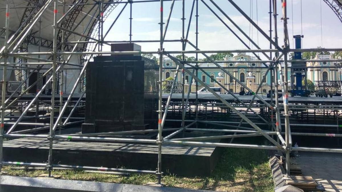 В центре Киева организаторы концерта установили сцену на памятном знаке и вероятной могиле: фото В центре Киева организаторы концерта установили сцену на памятном знаке и вероятной могиле: фото