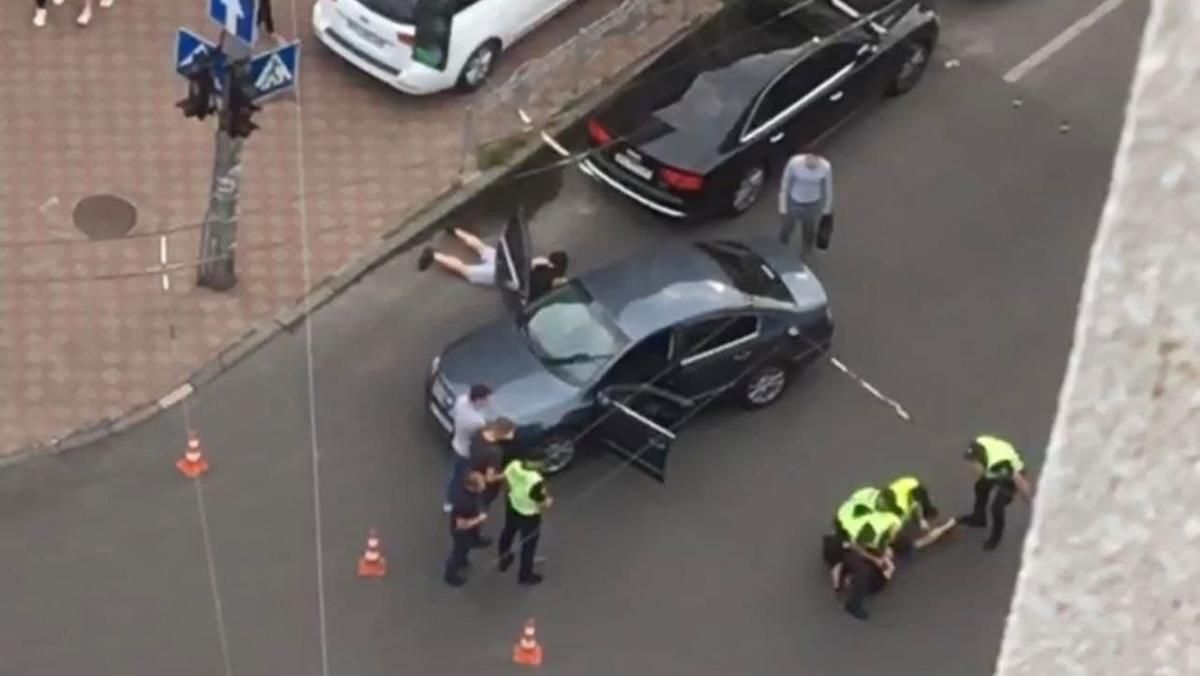 В центре Киева задержали мужчину с оружием, который прорывался к параду: видео В центре Киева задержали мужчину с оружием, который прорывался к параду: видео