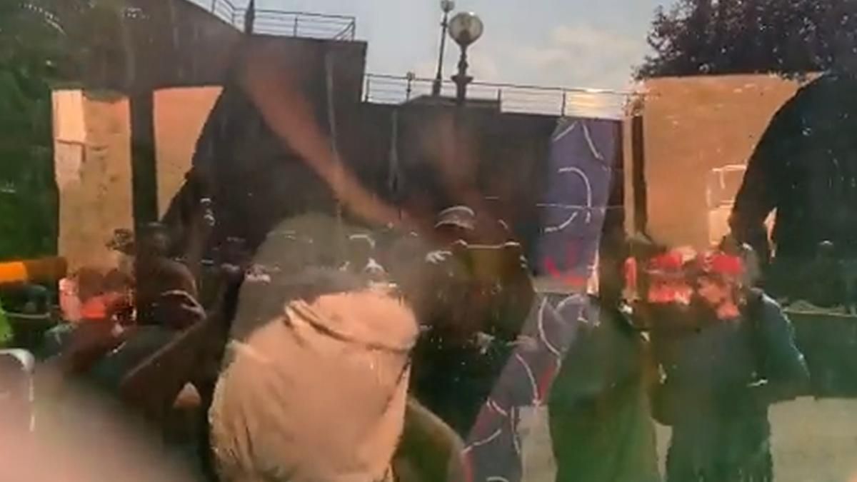 ГБР открыла дело об избиении полицией активиста, сносившего советские декорации в Киеве ГБР открыла дело об избиении полицией активиста, сносившего советские декорации в Киеве