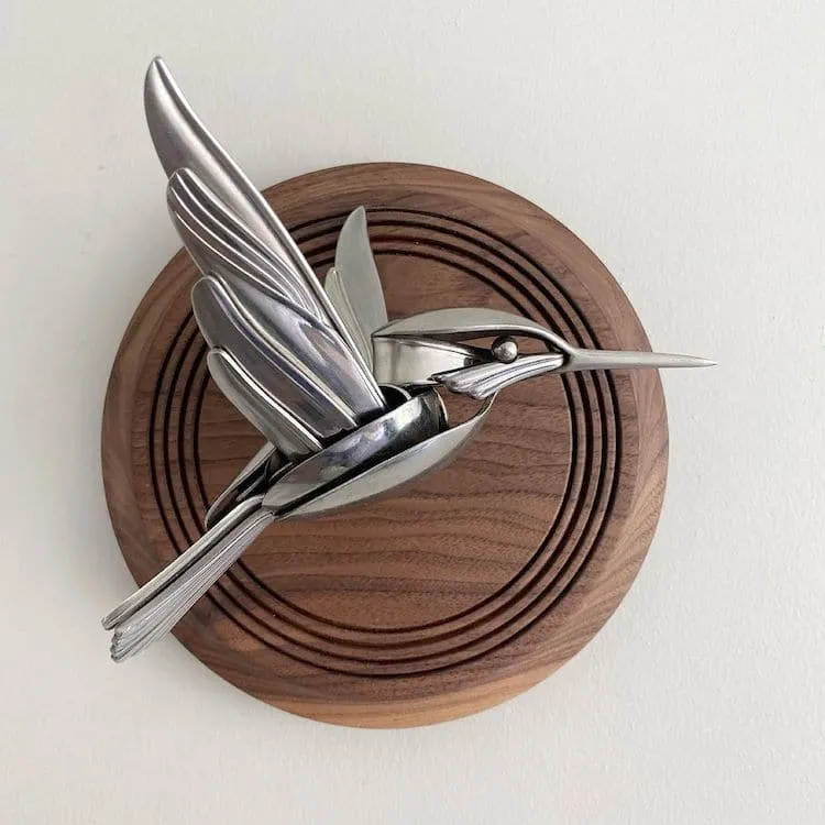 Пташка на дерев'яному фоні Пташка на дерев'яному фоні