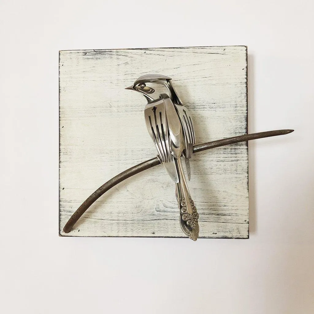 Красива пташка на білому фоні Красива пташка на білому фоні