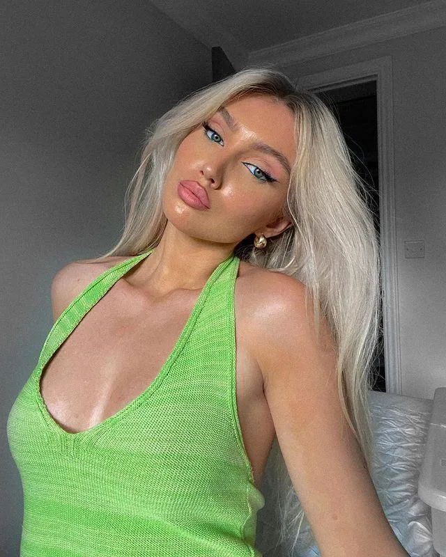 Ліззі дуже любить яскравий макіяж / Фото інстаграм elizabethkayeturner Ліззі дуже любить яскравий макіяж / Фото інстаграм elizabethkayeturner