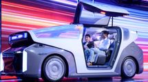 Прозрачная крыша и кресла невесомости: китайская Baidu представила свой "робокар"
