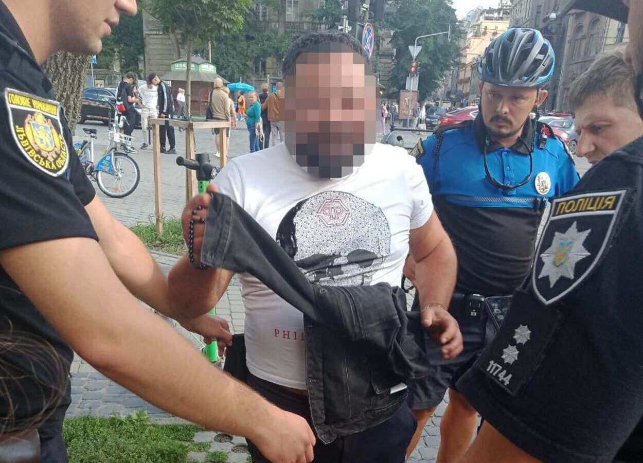 Снимал контент: львовянин устроил стрельбу в ресторане на площади Рынок Снимал контент: львовянин устроил стрельбу в ресторане на площади Рынок