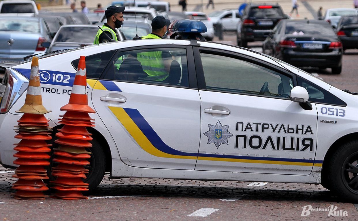 У Києві водій Volkswagen погрожував копам пістолетом й намагався прорватися у зону перекриття - Київ