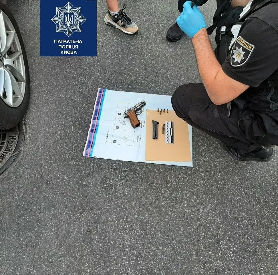 У Києві водій Volkswagen погрожував копам пістолетом У Києві водій Volkswagen погрожував копам пістолетом