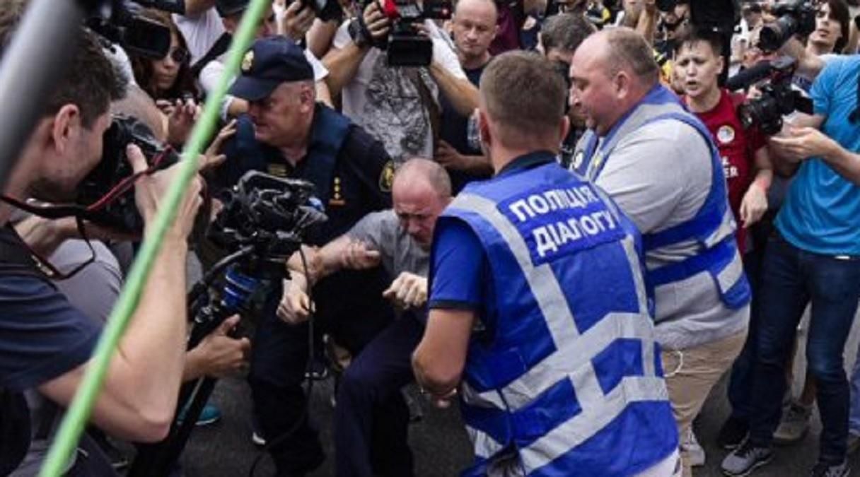 У Києві поліція 2 роки зберігає місткості з сечею: їх вилучили як докази - Новини Київ - Київ У Києві поліція 2 роки зберігає місткості з сечею: їх вилучили як докази - Новини Київ - Київ