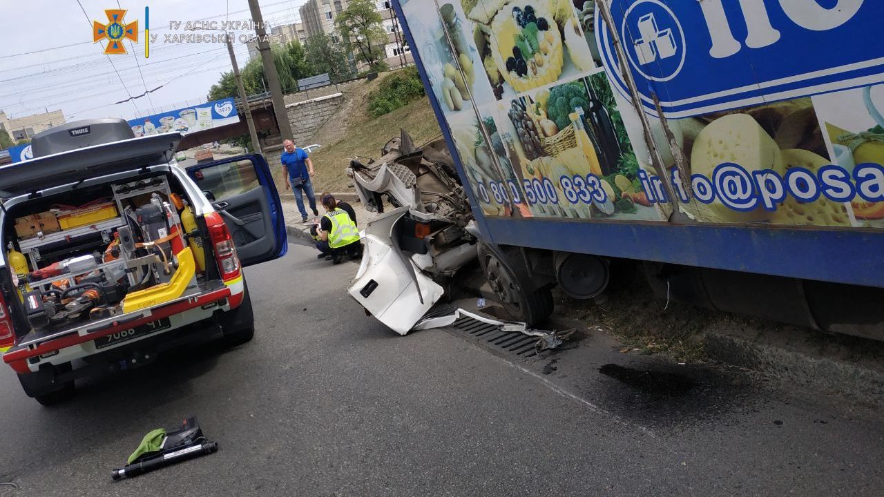 У Харкові під час руху відпала кабіна вантажівки: врятувати водія не вдалось – моторошні фото - 24 Канал