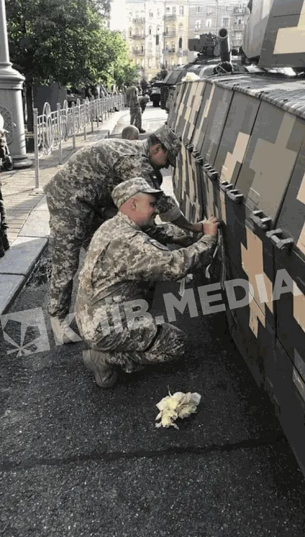 Солдати знімають скотч з танку Солдати знімають скотч з танку