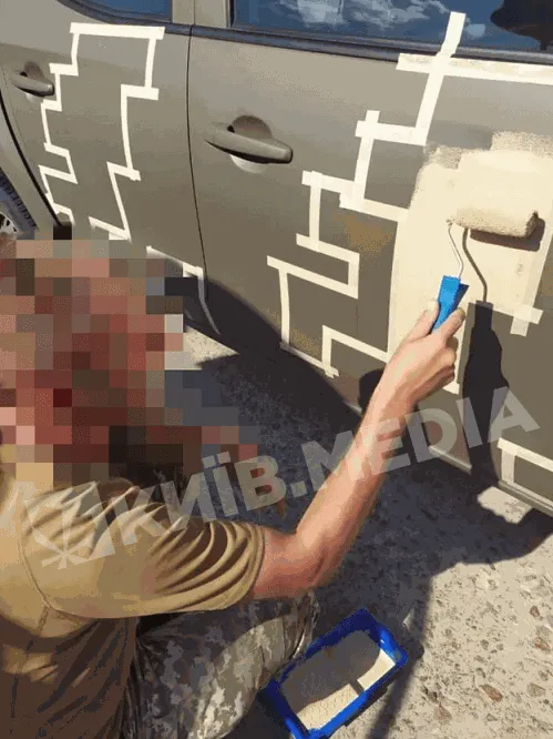 Військові фарбують бойову машину у піксель Військові фарбують бойову машину у піксель