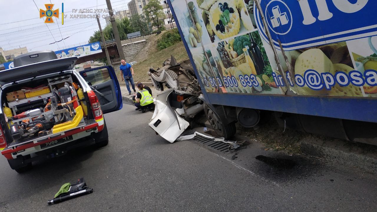 В Харькове во время движения отпала кабина грузовика: спасти водителя не удалось – жуткие фото