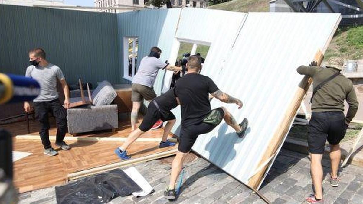 Організатори пояснили, навіщо встановили радянські декорації перед портретами Небесної Сотні - Новини Києва - Київ Організатори пояснили, навіщо встановили радянські декорації перед портретами Небесної Сотні - Новини Києва - Київ