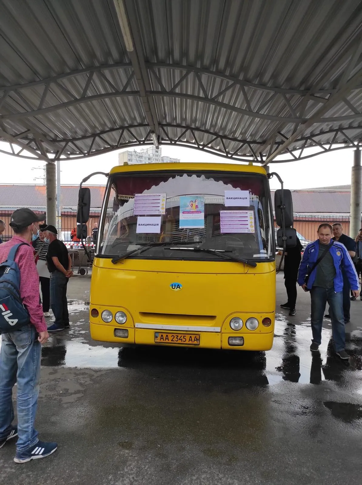 Вакцинація від коронавірусу в маршрутці на Лісовому Вакцинація від коронавірусу в маршрутці на Лісовому