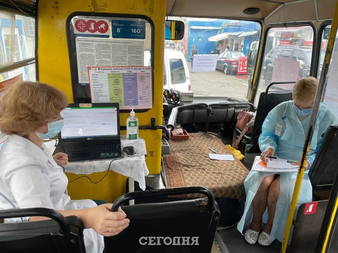 В Киеве начали вакцинацию в "мобильных центрах": это обычные грязные маршрутки