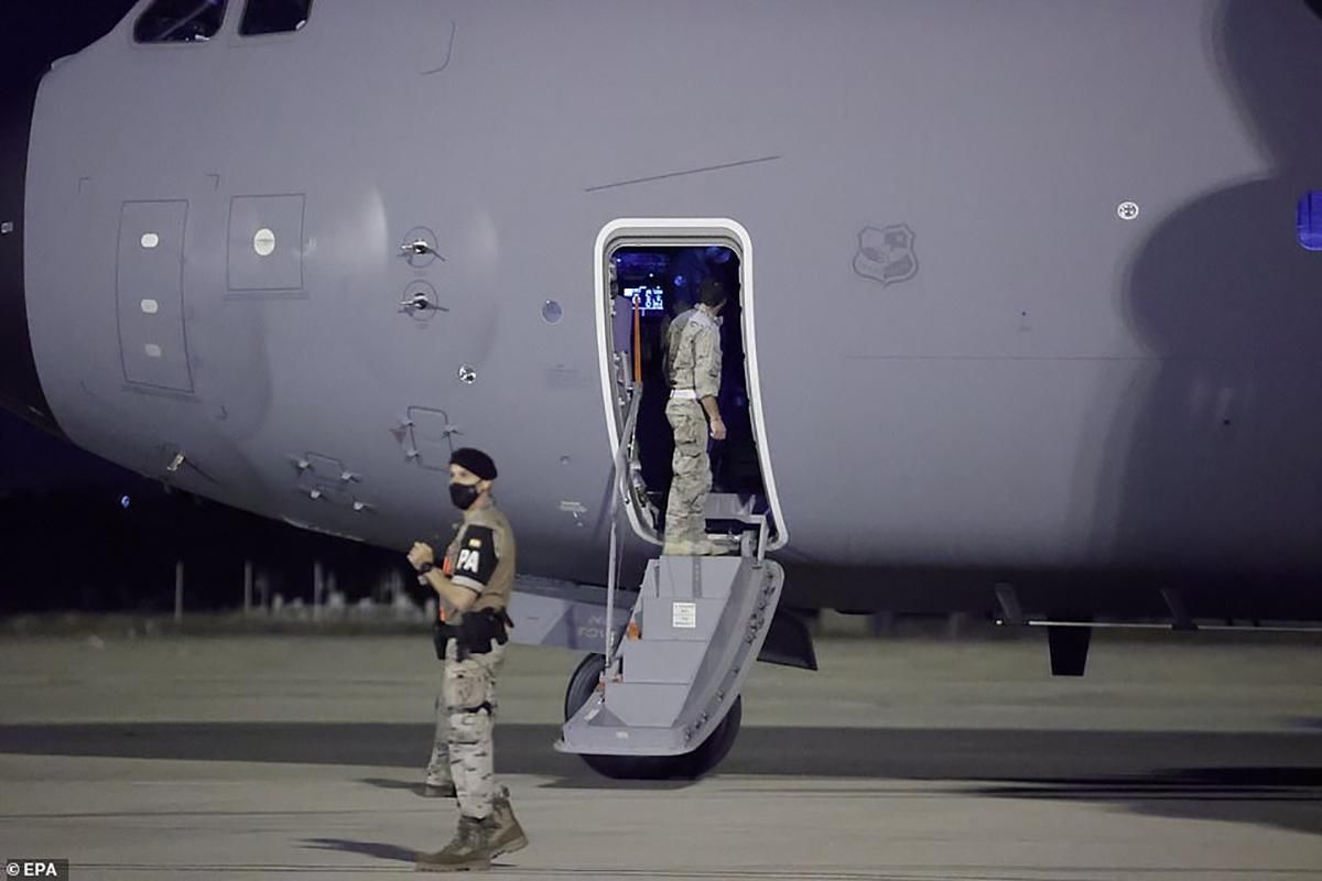 Взяли аеропорт в "залізне кільце": таліби всіма силами перешкоджають евакуації афганців - 24 Канал Взяли аеропорт в "залізне кільце": таліби всіма силами перешкоджають евакуації афганців - 24 Канал