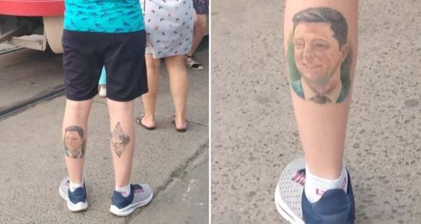 Мужчина сделал на ноге татуировку с лицом Зеленского