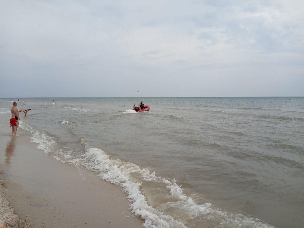 На Херсонщине мужчину с ребенком унесло в море: тело мальчика нашли, отца ищут