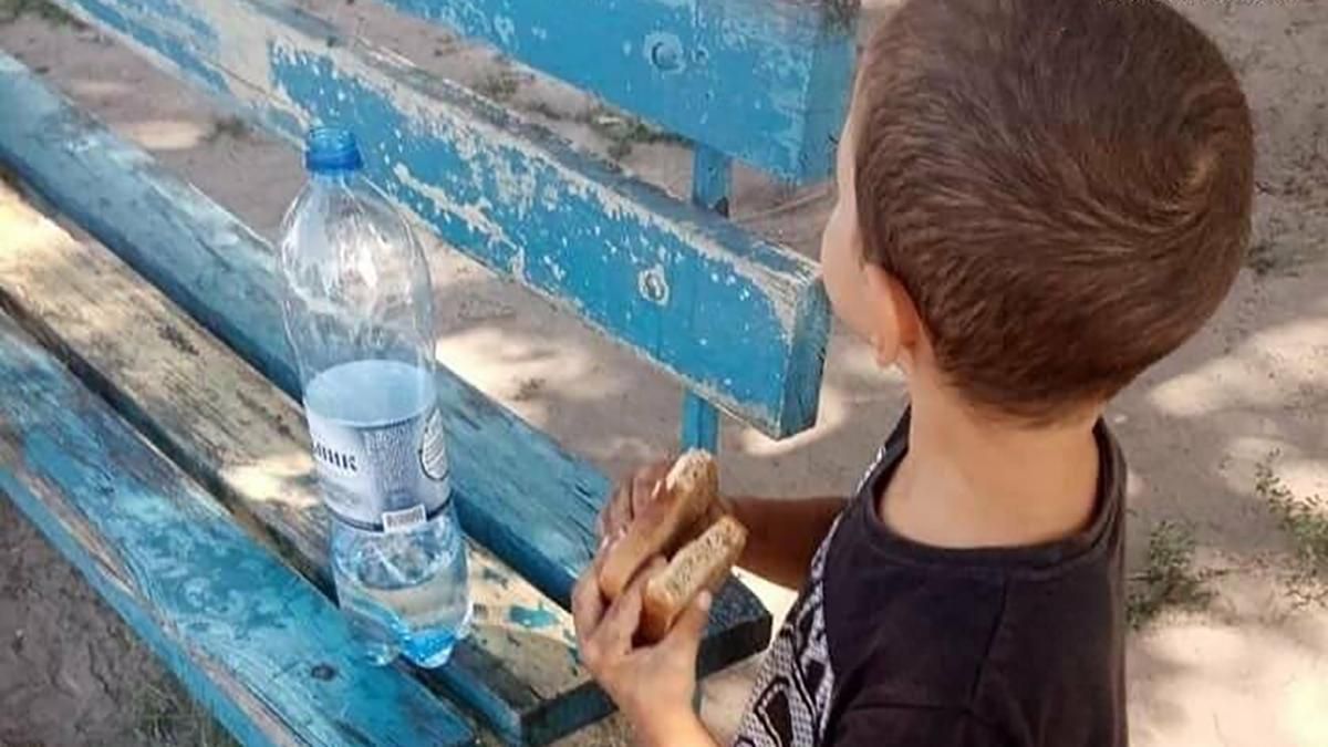 Пьяная мать спала на скамейке: на Днепропетровщине накормили маленького мальчика