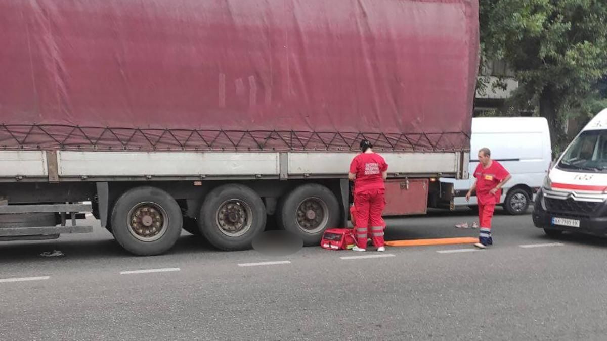 У Харкові фура насмерть переїхала чоловіка: моторошні фото та відео - Новини Харкова сьогодні - 24 Канал