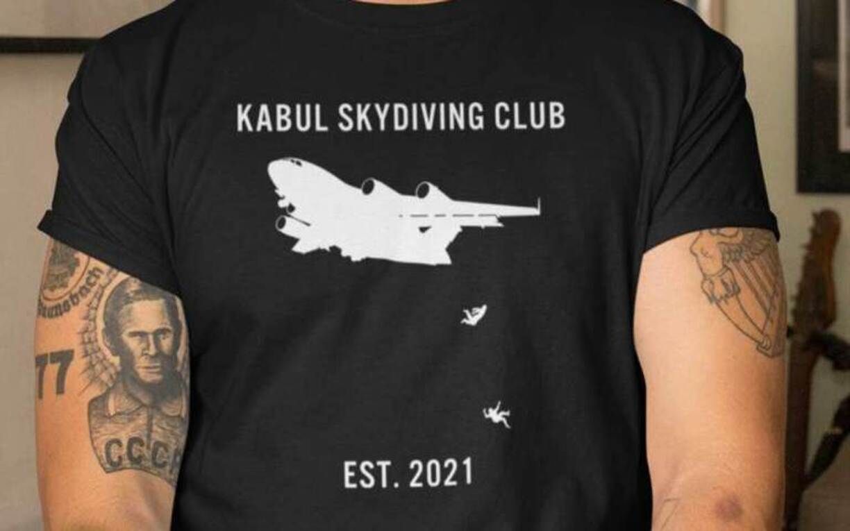 Цинизм зашкаливает: в США продают футболки с принтом людей, выпавших из самолетов в Кабуле