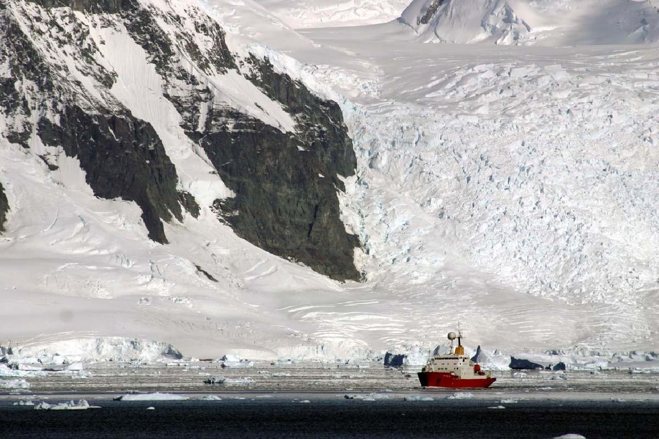 Украина купила у британцев мощный ледокол для миссий в Антарктиде: фото Украина купила у британцев мощный ледокол для миссий в Антарктиде: фото
