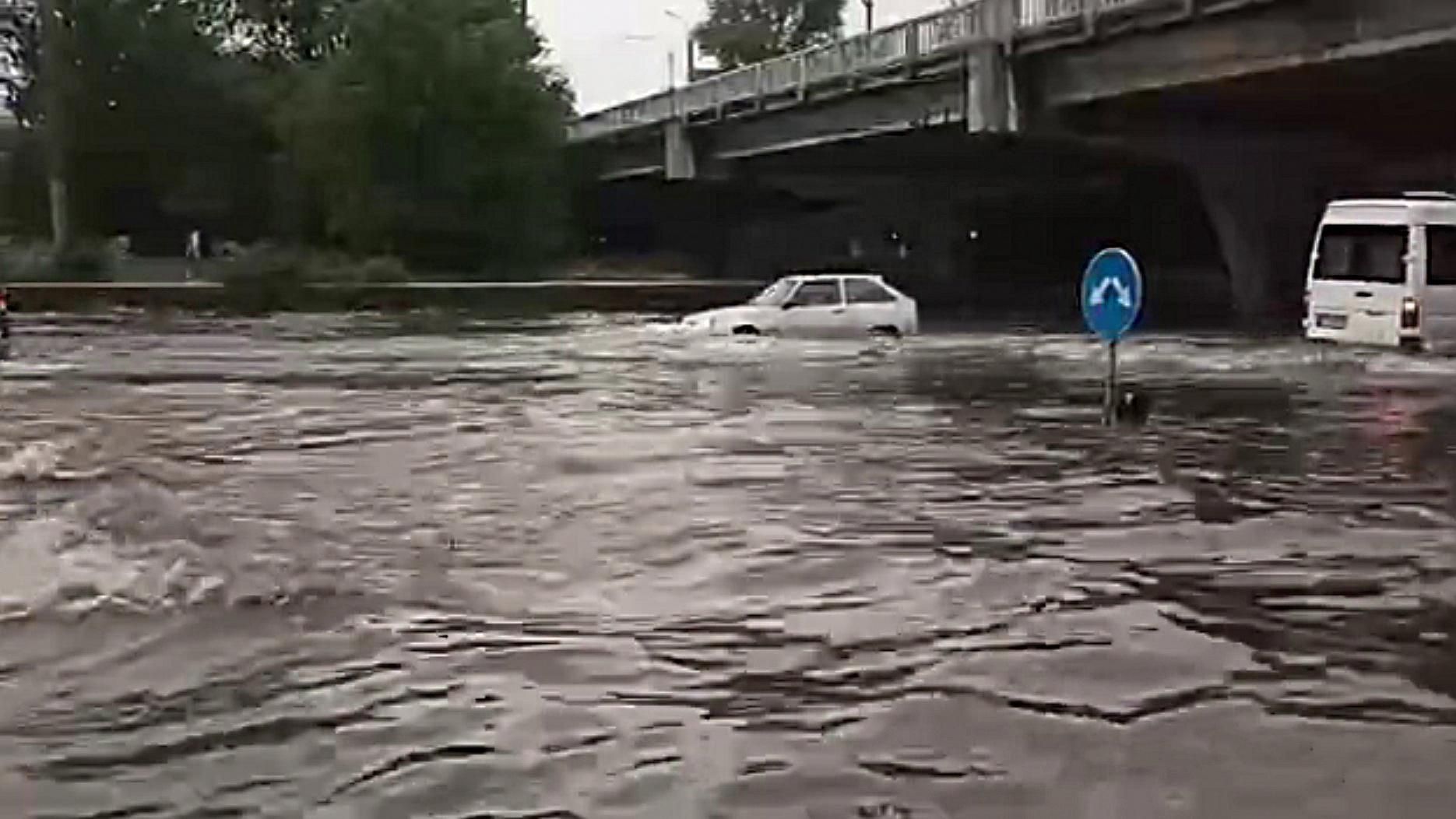 Авто плывут, а люди прячутся: Днепр накрыла непогода – видео последствий