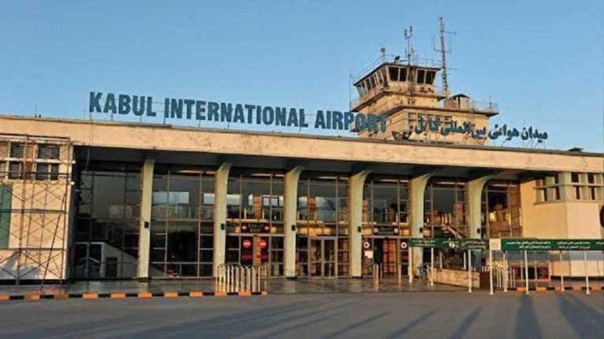 Украинцев перемещают в военный сектор аэропорта Кабула