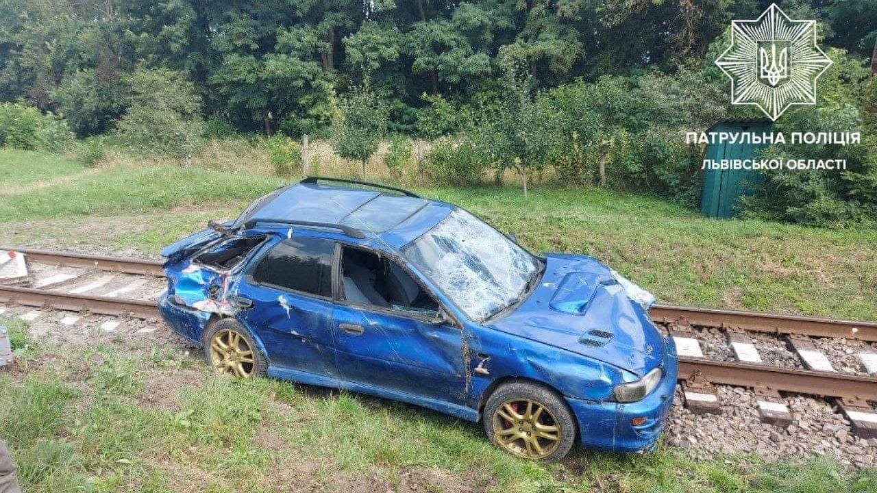 Авто знесло стовп і вилетіло на колію під Льовом: є потерпілий – фото та відео з місця - Львів