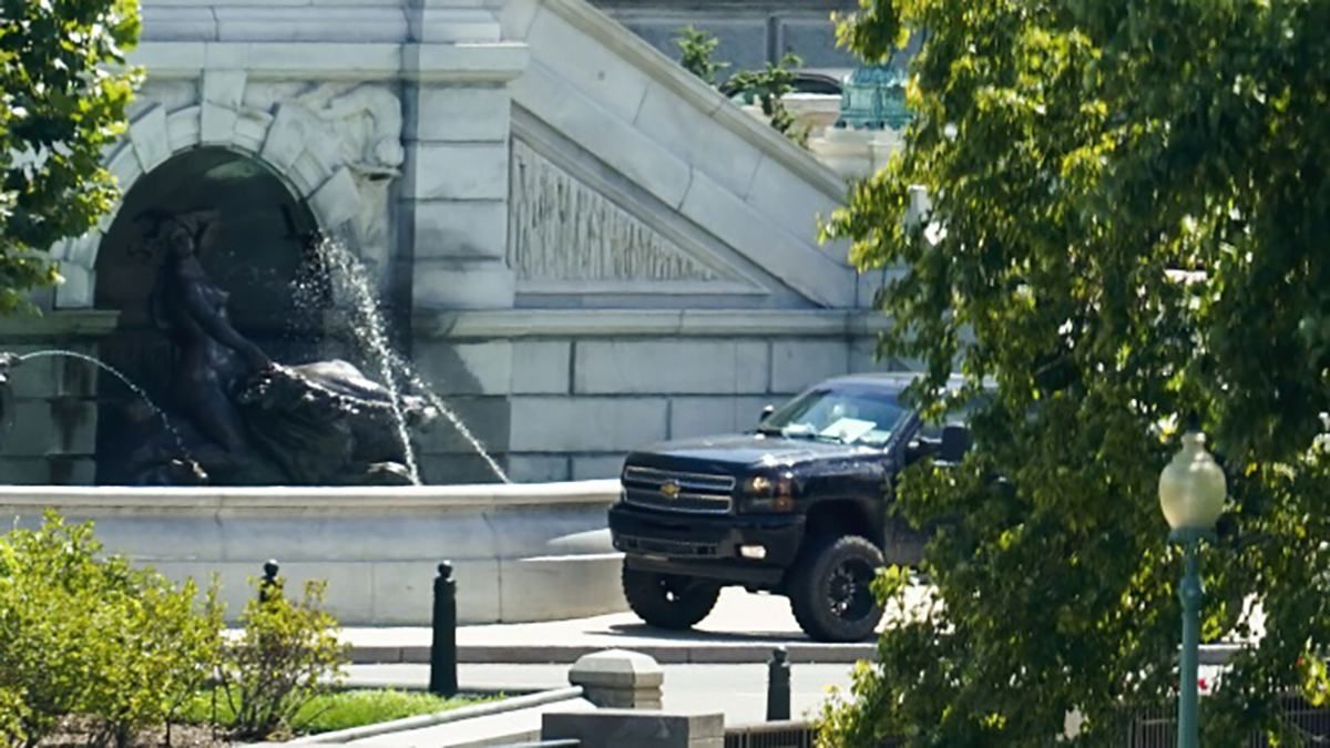 Мужчина, который угрожал взорвать автомобиль возле библиотеки Конгресса, сдался полиции