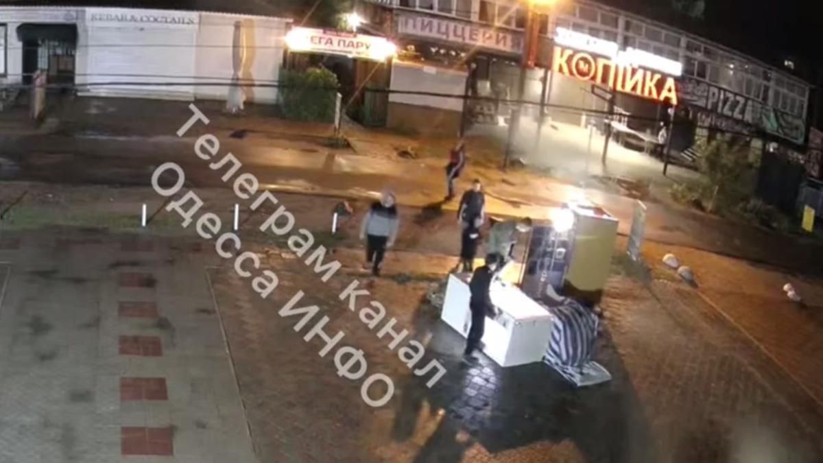 Банда детей разбила игровые автоматы в Одесской области: видео хулиганства Банда детей разбила игровые автоматы в Одесской области: видео хулиганства