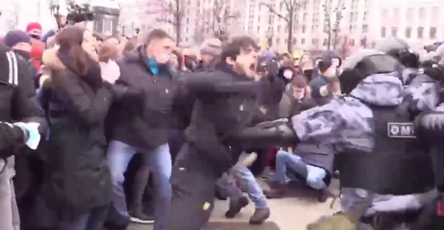 Бився, як лев: хлопцю, який провчив російських силовиків на протестах, дали 5 років тюрми - Новини Росія - 24 Канал