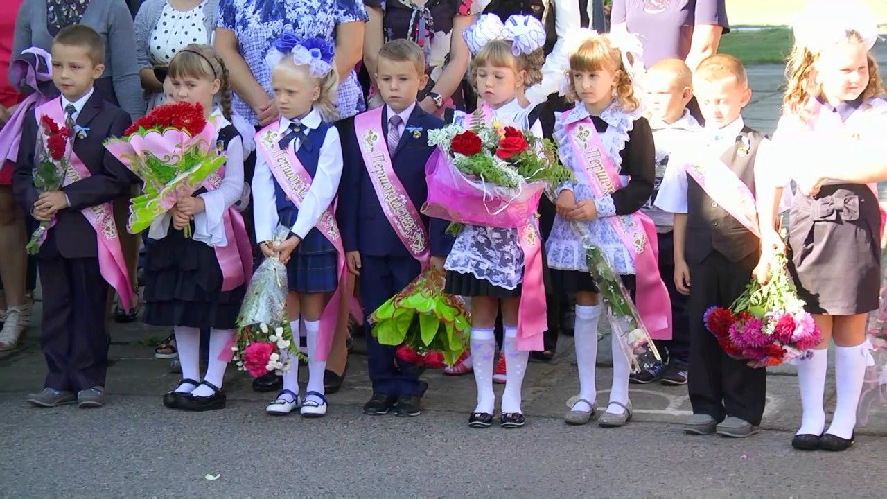 Чи буде у школах традиційна лінійка 1 вересня: відповідь МОН - Україна новини - Освіта