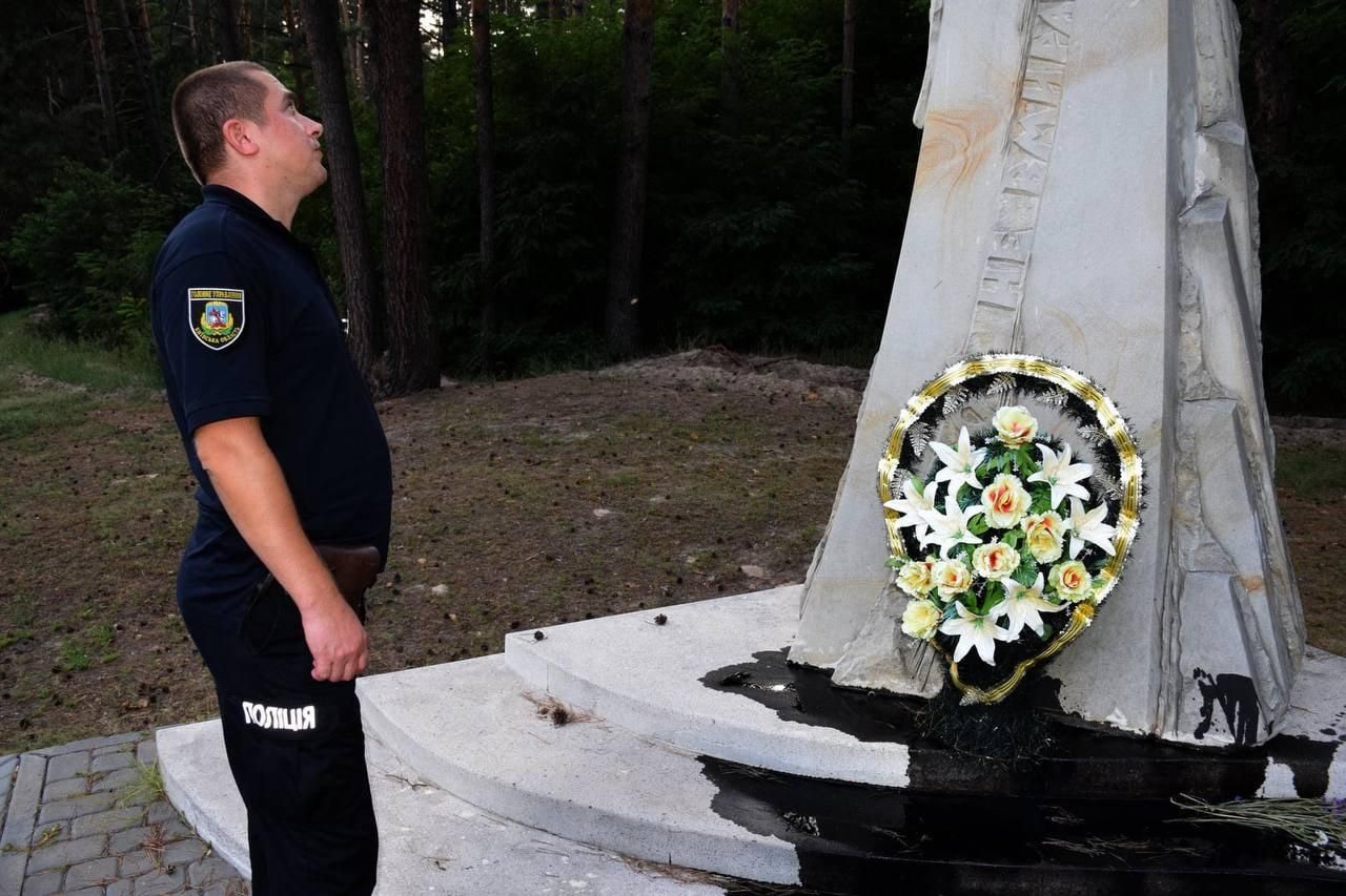 На Київщині вандал облив чорною рідиною пам’ятник герою Небесної Сотні Юрію Вербицькому - Новини Києва сьогодні - Київ На Київщині вандал облив чорною рідиною пам’ятник герою Небесної Сотні Юрію Вербицькому - Новини Києва сьогодні - Київ