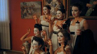 "Черные брови, карие глаза, я к Путину не хочу": чем удивил Одессу фильм-кабаре о Dakh Daughters