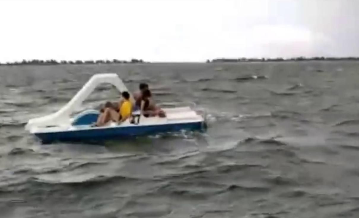 На Херсонщине детей унесло в открытое море на катамаране: видео операции спасения в шторм